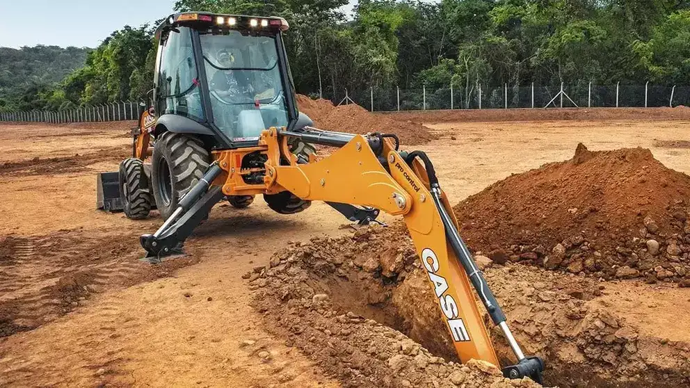 Retroescavadeira Case 580N Série 2 realizando escavação