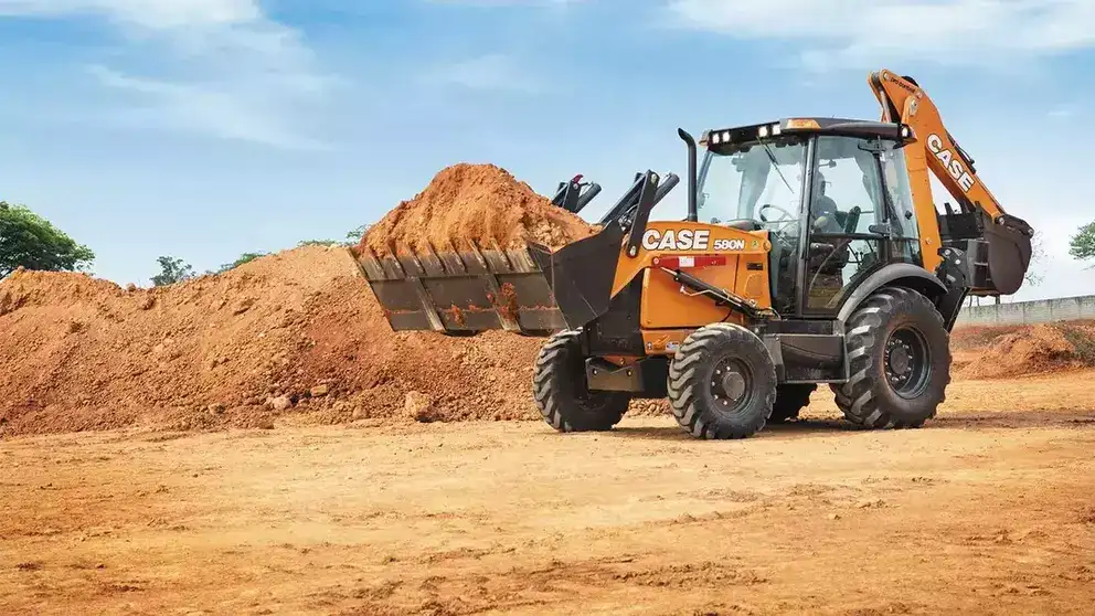 Retroescavadeira Case 580N Série 2 em terreno de obra